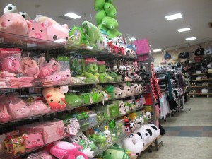 cute_animals_bulldog Stuffed animals in a store in Japan