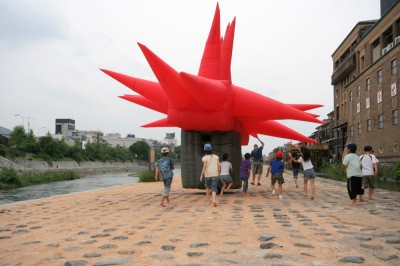 Children run after Jimmy Kuehnle\'s inflatable suit in Kyoto