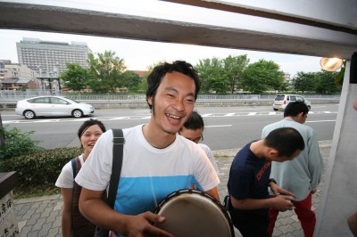 Kaoru Tani comming into Jimmy Kuehnle\'s opening in Kyoto